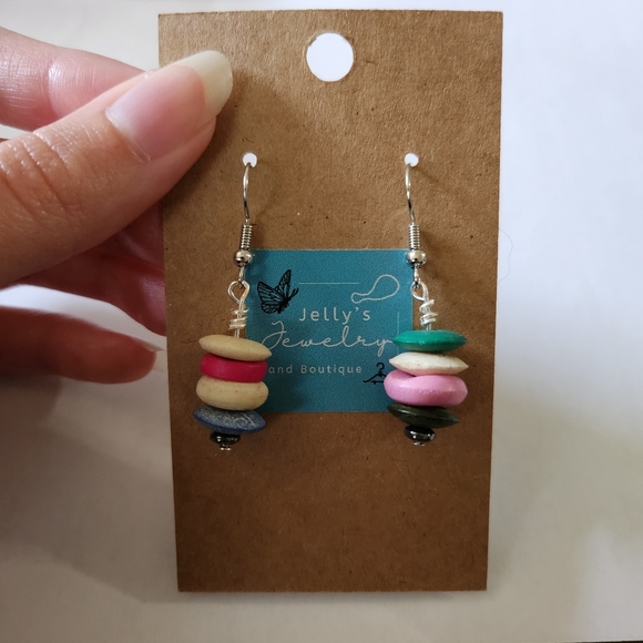 Jelly's Jewelry and Boutique Handcrafted, NWT, Colorful Beaded Hanging Earring - Picture 2 of 3
